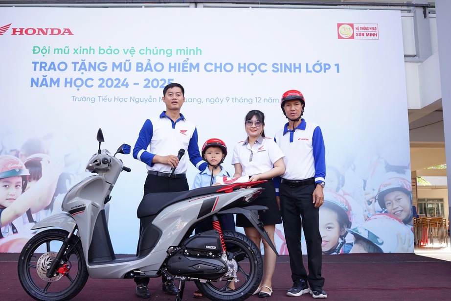 HEAD Sơn Minh trao mũ bảo hiểm, tuy&ecirc;n truyền ATGT cho học sinh tiểu học- Ảnh 2.