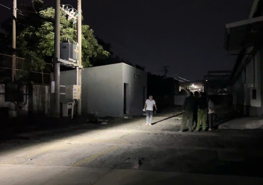 Người đ&agrave;n &ocirc;ng nằm chết dưới ch&acirc;n trạm biến &aacute;p, nghi do cắt trộm d&acirc;y điện, bị điện giật- Ảnh 1.