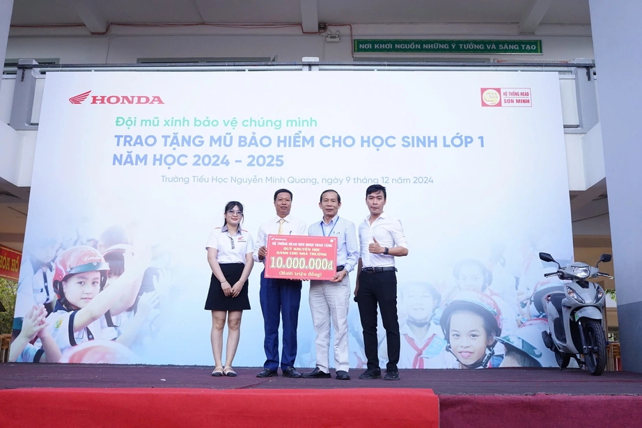 HEAD Sơn Minh trao mũ bảo hiểm, tuy&ecirc;n truyền ATGT cho học sinh tiểu học- Ảnh 3.