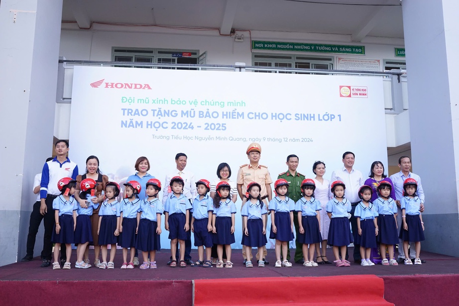 HEAD Sơn Minh trao mũ bảo hiểm, tuy&ecirc;n truyền ATGT cho học sinh tiểu học- Ảnh 1.