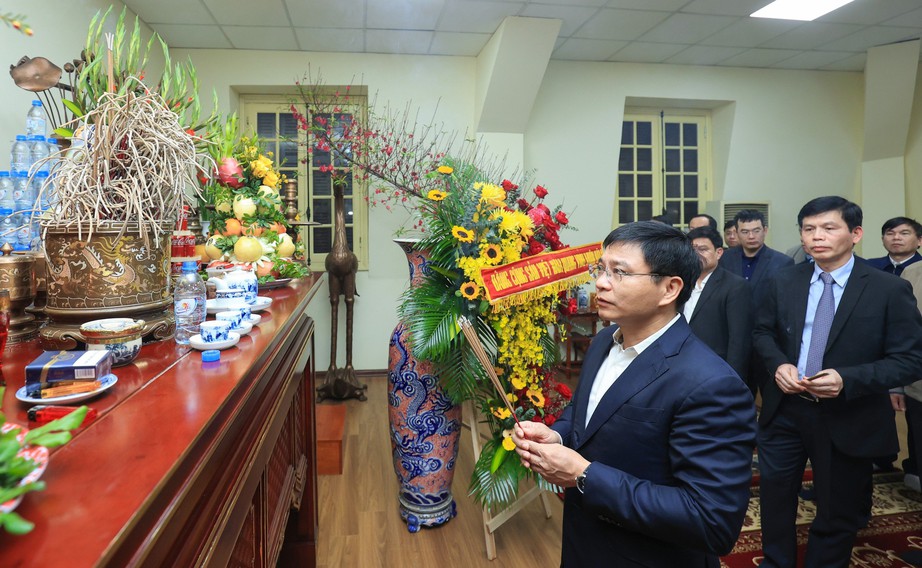 L&atilde;nh đạo Bộ GTVT d&acirc;ng hương Chủ tịch Hồ Ch&iacute; Minh nh&acirc;n ng&agrave;y th&agrave;nh lập Đảng- Ảnh 1.