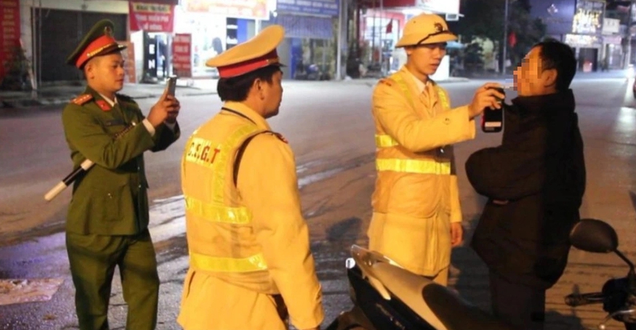 T&agrave;i xế kh&ocirc;ng bằng l&aacute;i, vi phạm nồng độ cồn bị phạt 46 triệu đ&ecirc;m giao thừa- Ảnh 3.