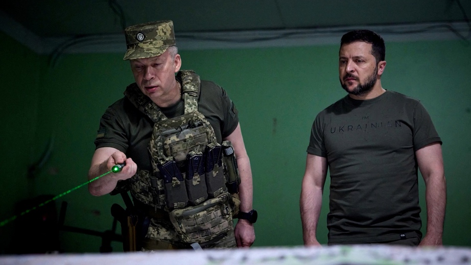Đại tướng Oleksandr Syrskyi (b&ecirc;n tr&aacute;i) v&agrave; Tổng thống Ukraine Volodymyr Zelensky (b&ecirc;n phải). (Ảnh: Reuters)