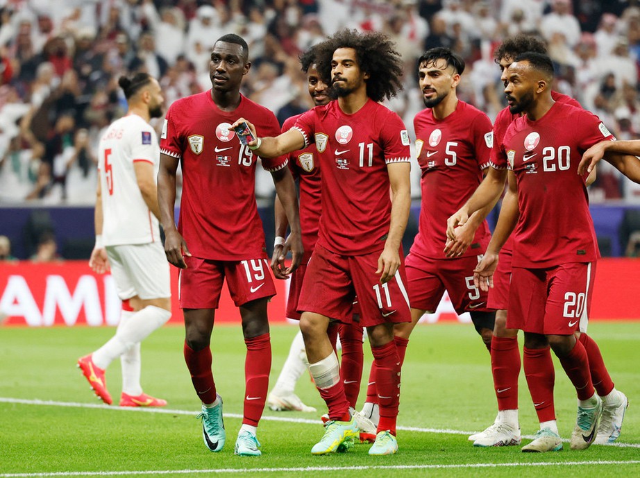 Asian Cup: Akram Afif ghi 3 b&agrave;n tr&ecirc;n chấm phạt đền, Qatar bảo vệ th&agrave;nh c&ocirc;ng ng&ocirc;i v&ocirc; địch- Ảnh 1.