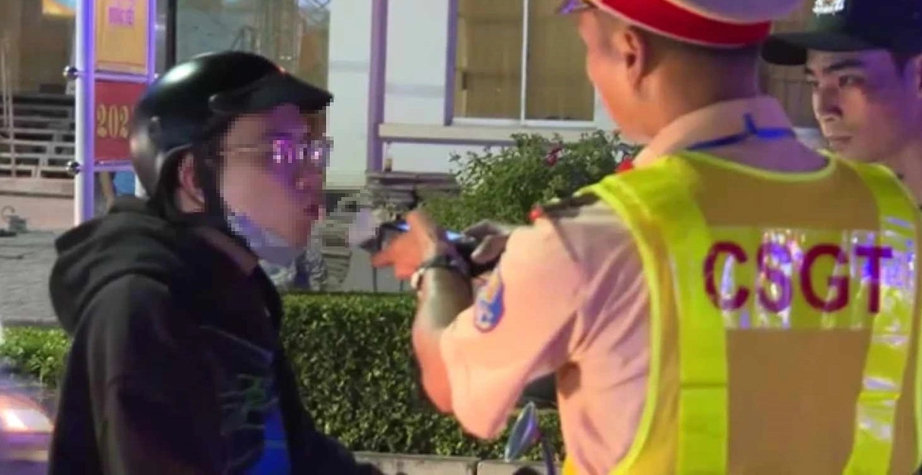 Ph&aacute;t hiện 3 giấy ph&eacute;p l&aacute;i xe mua tr&ecirc;n mạng- Ảnh 1.