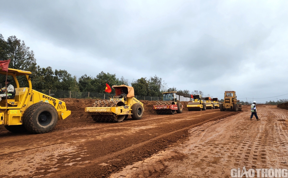 Rộn r&agrave;ng tiếng m&aacute;y tr&ecirc;n cao tốc Kh&aacute;nh H&ograve;a - Bu&ocirc;n Ma Thuột ng&agrave;y m&ugrave;ng 2 Tết- Ảnh 1.