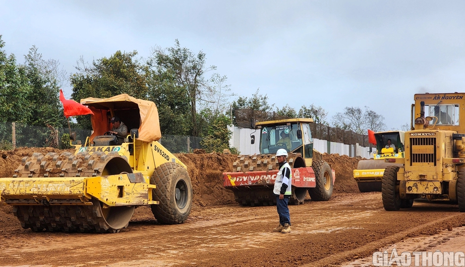 Rộn r&agrave;ng tiếng m&aacute;y tr&ecirc;n cao tốc Kh&aacute;nh H&ograve;a - Bu&ocirc;n Ma Thuột ng&agrave;y m&ugrave;ng 2 Tết- Ảnh 2.