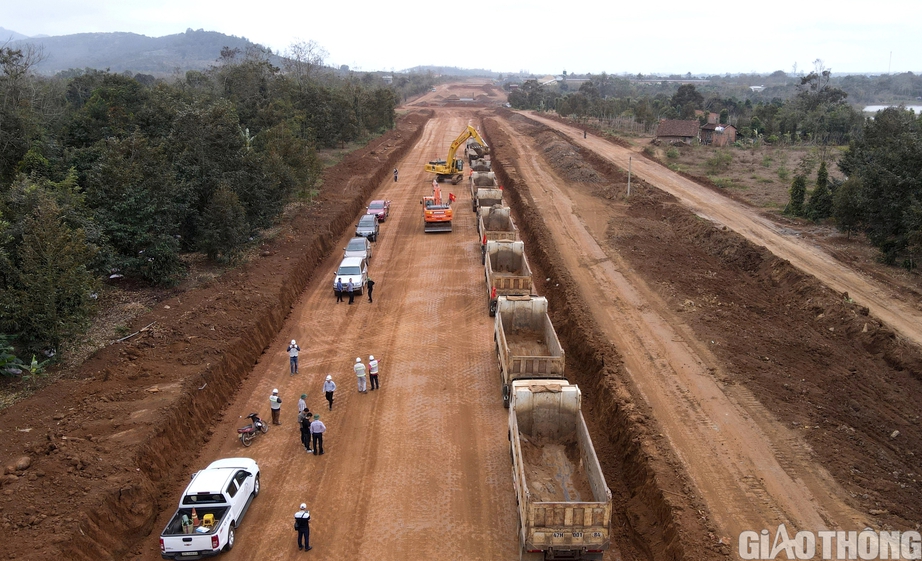 Rộn r&agrave;ng tiếng m&aacute;y tr&ecirc;n cao tốc Kh&aacute;nh H&ograve;a - Bu&ocirc;n Ma Thuột ng&agrave;y m&ugrave;ng 2 Tết- Ảnh 3.
