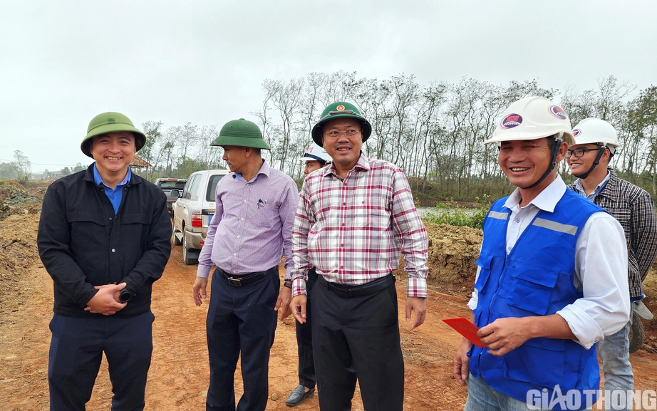 Rộn r&agrave;ng tiếng m&aacute;y tr&ecirc;n cao tốc Kh&aacute;nh H&ograve;a - Bu&ocirc;n Ma Thuột ng&agrave;y m&ugrave;ng 2 Tết- Ảnh 4.