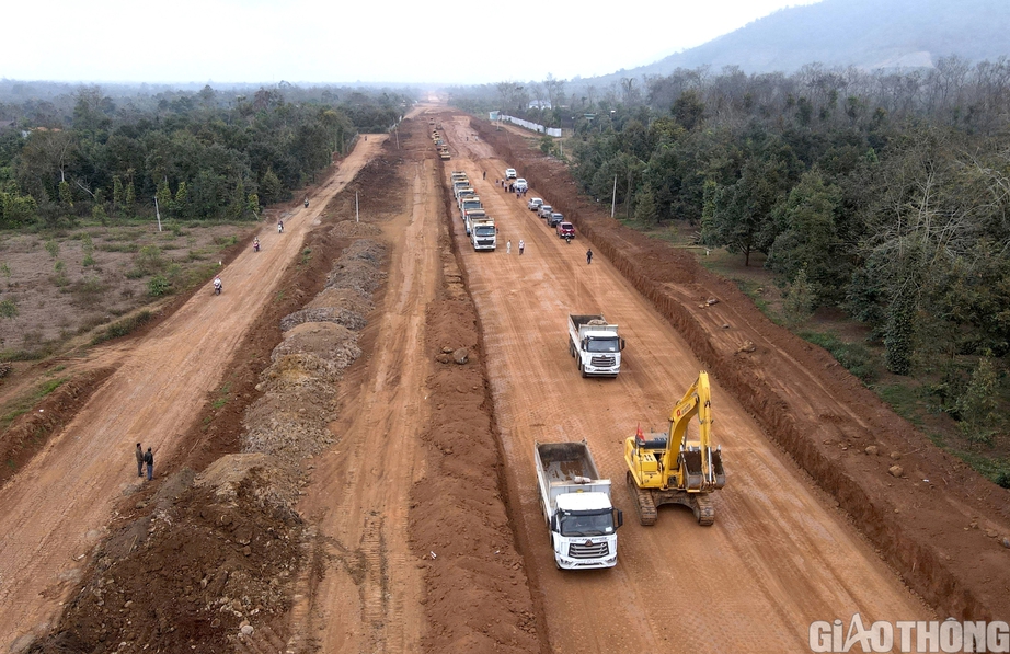 Rộn r&agrave;ng tiếng m&aacute;y tr&ecirc;n cao tốc Kh&aacute;nh H&ograve;a - Bu&ocirc;n Ma Thuột ng&agrave;y m&ugrave;ng 2 Tết- Ảnh 5.