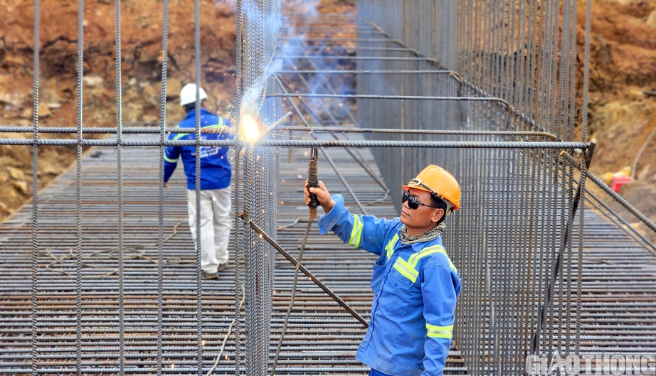 Rộn r&agrave;ng tiếng m&aacute;y tr&ecirc;n cao tốc Kh&aacute;nh H&ograve;a - Bu&ocirc;n Ma Thuột ng&agrave;y m&ugrave;ng 2 Tết- Ảnh 6.