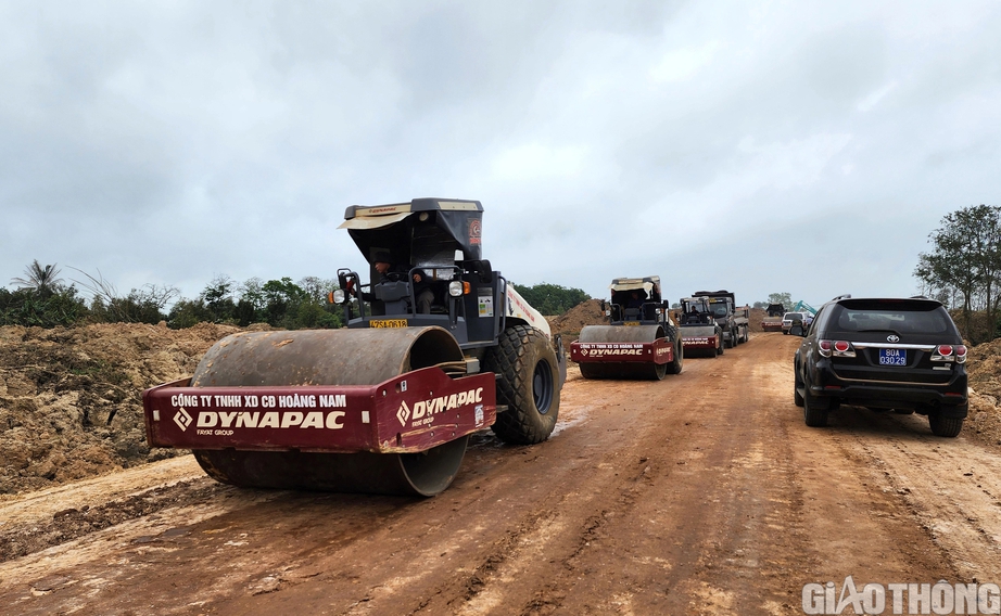 Rộn r&agrave;ng tiếng m&aacute;y tr&ecirc;n cao tốc Kh&aacute;nh H&ograve;a - Bu&ocirc;n Ma Thuột ng&agrave;y m&ugrave;ng 2 Tết- Ảnh 7.