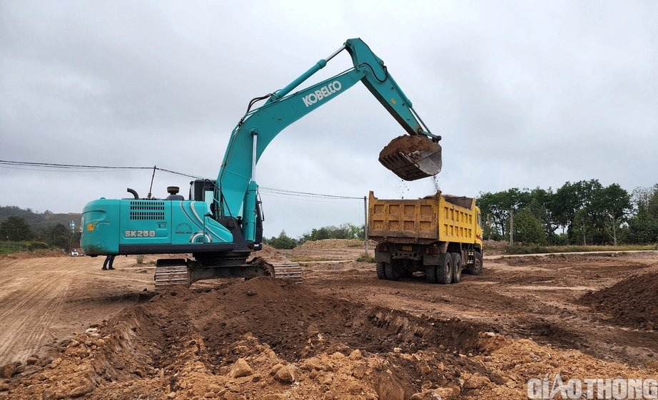 Rộn r&agrave;ng tiếng m&aacute;y tr&ecirc;n cao tốc Kh&aacute;nh H&ograve;a - Bu&ocirc;n Ma Thuột ng&agrave;y m&ugrave;ng 2 Tết- Ảnh 8.