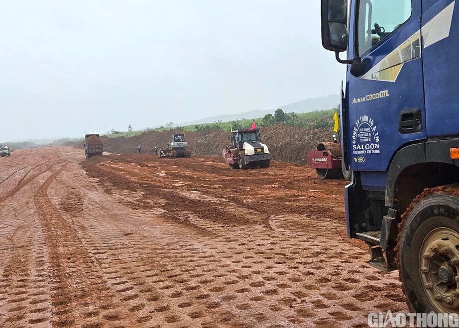 Rộn r&agrave;ng tiếng m&aacute;y tr&ecirc;n cao tốc Kh&aacute;nh H&ograve;a - Bu&ocirc;n Ma Thuột ng&agrave;y m&ugrave;ng 2 Tết- Ảnh 10.