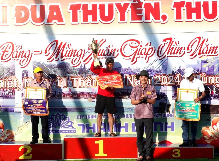 Tưng bừng lễ hội đua thuyền tr&ecirc;n s&ocirc;ng C&agrave; Ty ch&agrave;o năm mới - Ảnh 4.