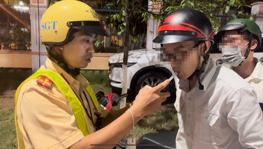 CSGT Quy Nhơn xử l&yacute; nồng độ cồn xuy&ecirc;n Tết- Ảnh 4.
