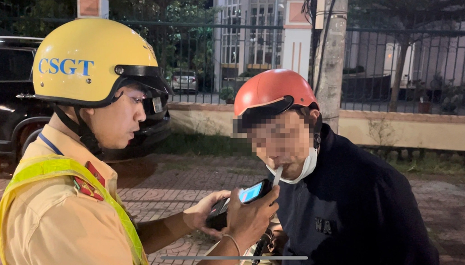 CSGT Quy Nhơn xử l&yacute; nồng độ cồn xuy&ecirc;n Tết- Ảnh 5.