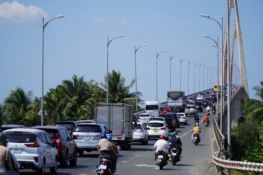 M&ugrave;ng 2 Tết, trạm thu ph&iacute; cầu Rạch Miễu 6 lần xả trạm- Ảnh 1.