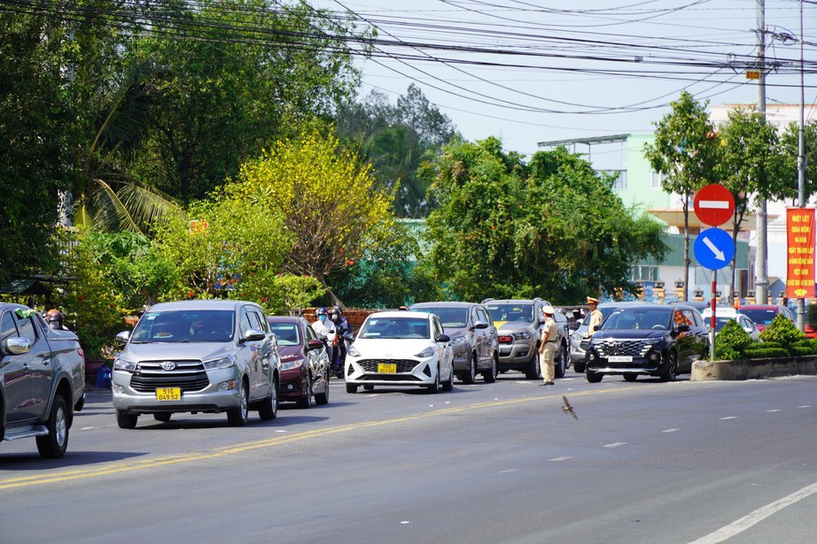 M&ugrave;ng 2 Tết, trạm thu ph&iacute; cầu Rạch Miễu 6 lần xả trạm- Ảnh 2.