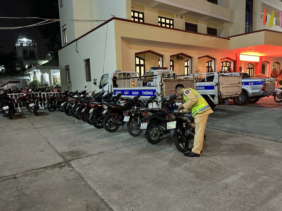 CSGT Quy Nhơn xử l&yacute; nồng độ cồn xuy&ecirc;n Tết- Ảnh 6.