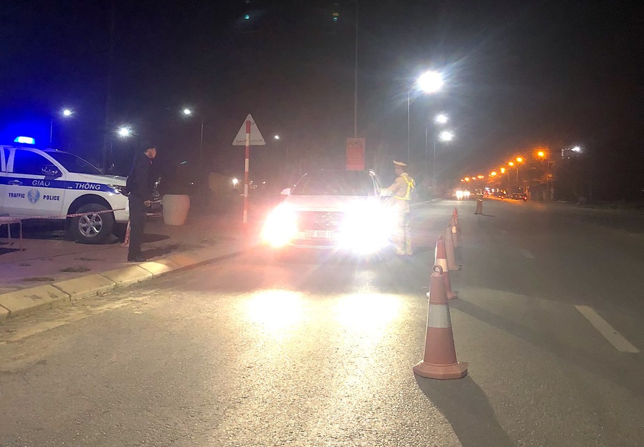 CSGT kiểm tra nồng độ cồn, t&agrave;i xế vi phạm xin bỏ qua v&igrave; 