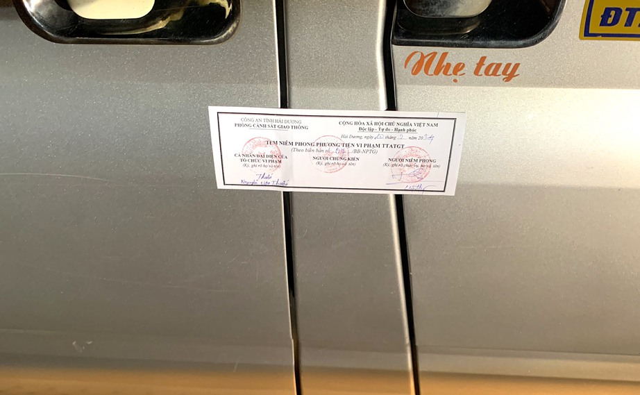 CSGT kiểm tra nồng độ cồn, t&agrave;i xế vi phạm xin bỏ qua v&igrave; 