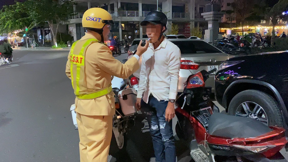 CSGT Quy Nhơn xử l&yacute; nồng độ cồn xuy&ecirc;n Tết- Ảnh 2.