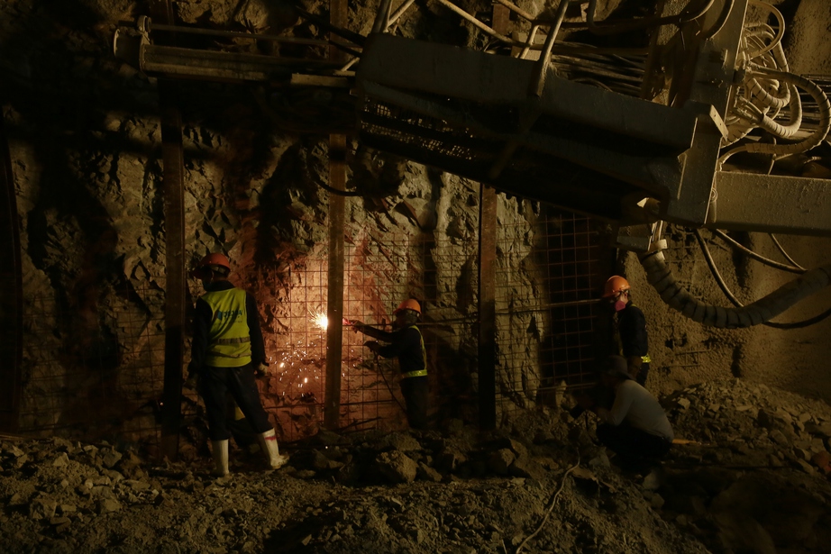 Vượt sản lượng thi c&ocirc;ng, dự &aacute;n cao tốc Bắc - Nam vẫn hối hả l&agrave;m Tết- Ảnh 1.