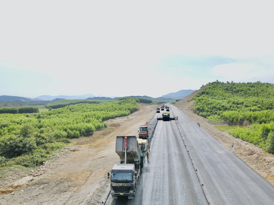 Vượt sản lượng thi c&ocirc;ng, dự &aacute;n cao tốc Bắc - Nam vẫn hối hả l&agrave;m Tết- Ảnh 5.