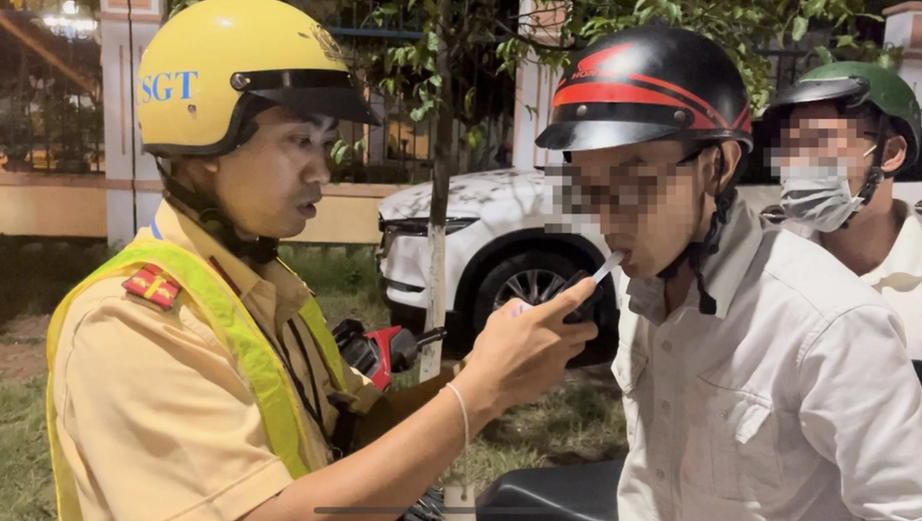 Hơn 6.000 người phải bắt xe kh&aacute;c về nh&agrave; do d&iacute;nh lỗi nồng độ cồn ng&agrave;y mồng 4 Tết- Ảnh 1.
