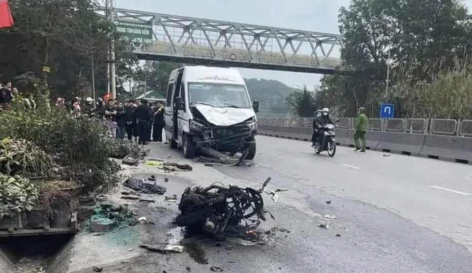 Xe kh&aacute;ch trong vụ tai nạn l&agrave;m 2 người tử vong ở Quảng Ninh c&oacute; c&ograve;n hạn kiểm định?- Ảnh 1.