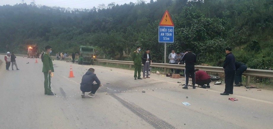 4 người tử vong sau va chạm khi đi ngược chiều tr&ecirc;n cao tốc Nội B&agrave;i &ndash; L&agrave;o Cai- Ảnh 1.