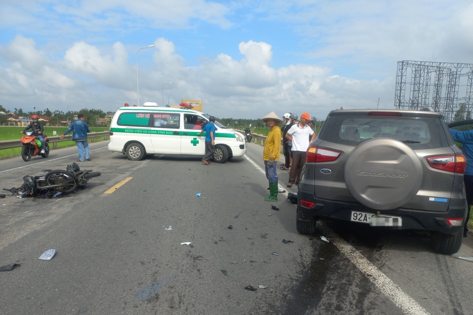 Ô tô tông văng 2 xe máy trên QL1A, 3 người bị thương- Ảnh 1. Ô tô tông văng 2 xe máy trên QL1A, 3 người bị thương- Ảnh 1.