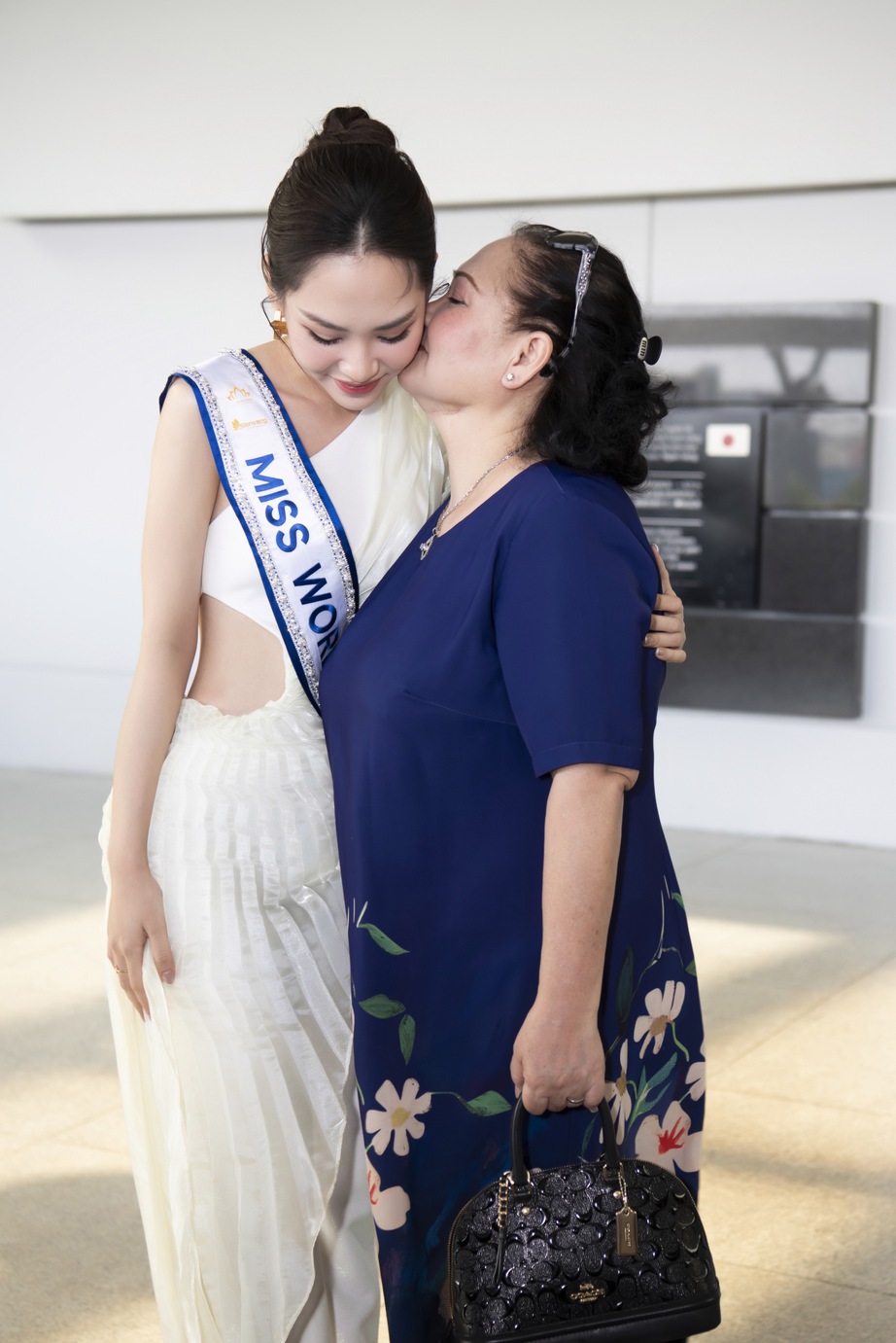 Hoa hậu Mai Phương ch&iacute;nh thức bay sang Ấn Độ chinh chiến tại đấu trường Miss World thứ 71- Ảnh 4.