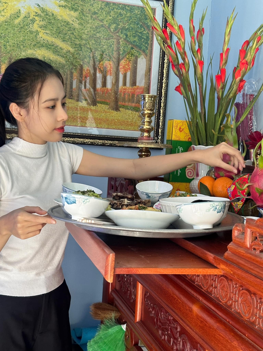 &Aacute; hậu Ngọc Hằng: Bố ghẹo t&ocirc;i 