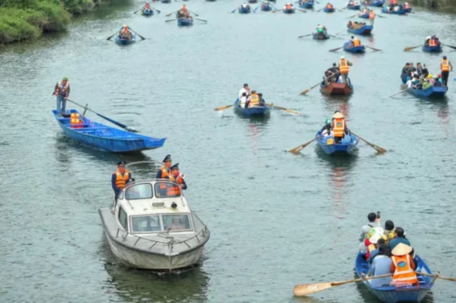 Kiểm soát hơn 4.000 chiếc đò, thuyền vào chùa Hương- Ảnh 1. Kiểm soát hơn 4.000 chiếc đò, thuyền vào chùa Hương- Ảnh 1.