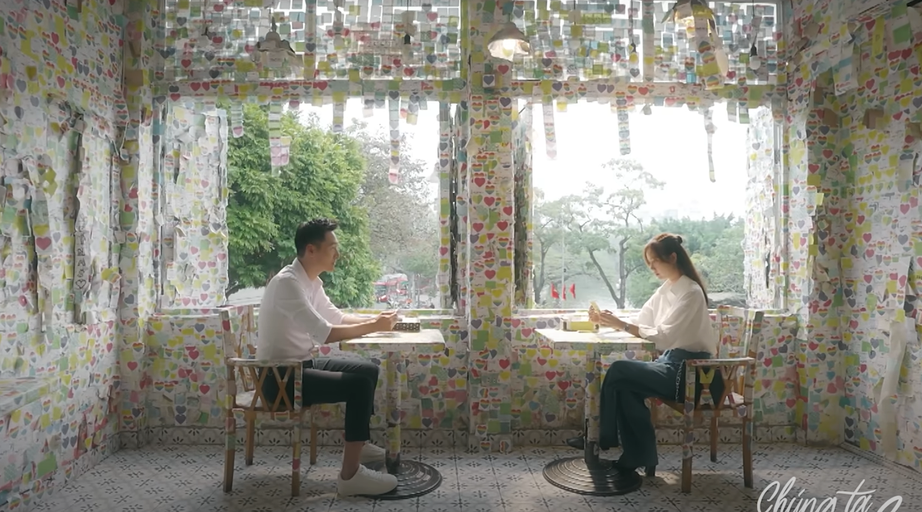 L&acirc;m v&agrave; Dương đến nơi hẹn ước của thanh xu&acirc;n, c&ugrave;ng đọc lại l&aacute; thư gửi cho nhau của 8 năm sau.