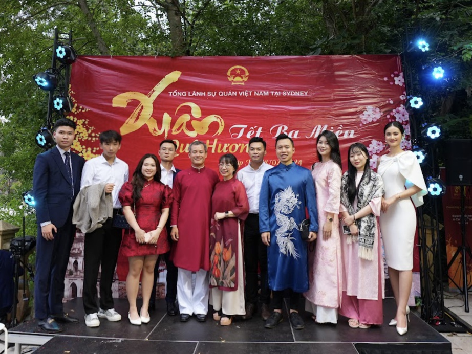 Đi l&agrave;m th&ecirc;m gửi tiền về từ thiện, hoa hậu &Yacute; Nhi 