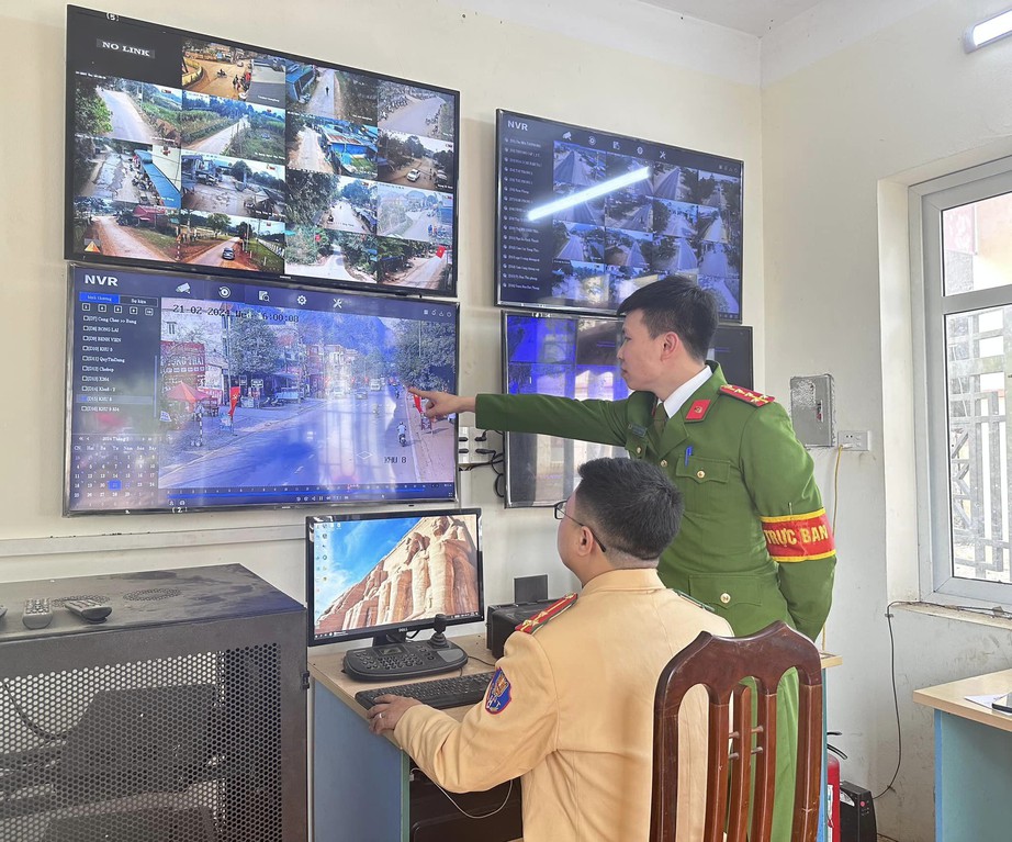 Xe m&aacute;y kẹp ba, đ&aacute;nh v&otilde;ng tr&ecirc;n quốc lộ 6 quay đầu bỏ chạy khi gặp CSGT- Ảnh 1.