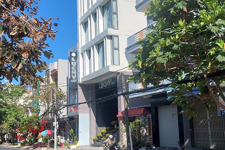 Một hiệu ph&oacute; trường tiểu học ở Ph&uacute; Y&ecirc;n bị vợ đ&acirc;m tại kh&aacute;ch sạn- Ảnh 1.