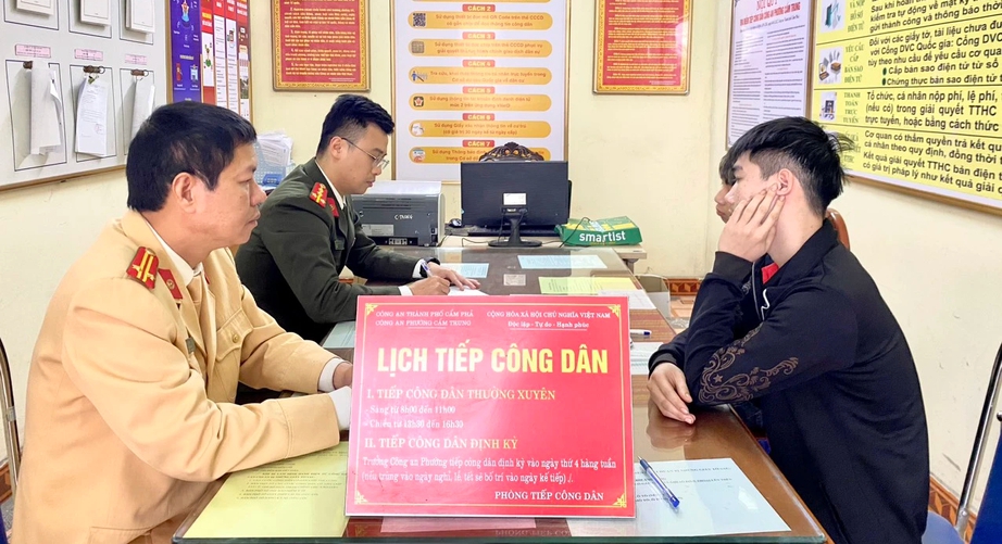 Triệu tập hai thanh ni&ecirc;n trải chiếu nằm chơi giữa quốc lộ 18 ở Quảng Ninh l&uacute;c rạng s&aacute;ng- Ảnh 1.