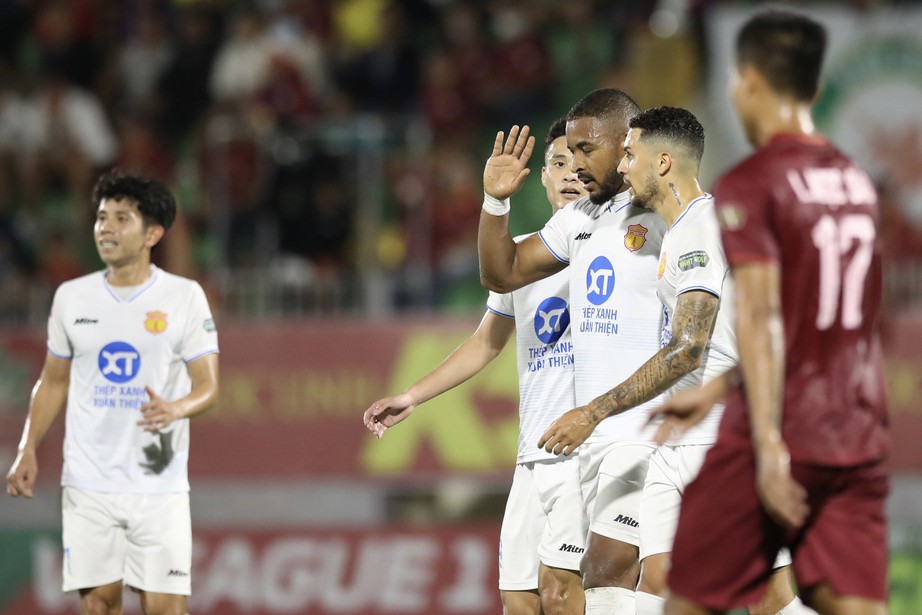 V-League: Nam Định thua theo kịch bản tiếc nuối, Hà Nội tìm lại cảm giác chiến thắng - Ảnh 1. V-League: Nam Định thua theo kịch bản tiếc nuối, Hà Nội tìm lại cảm giác chiến thắng - Ảnh 1.