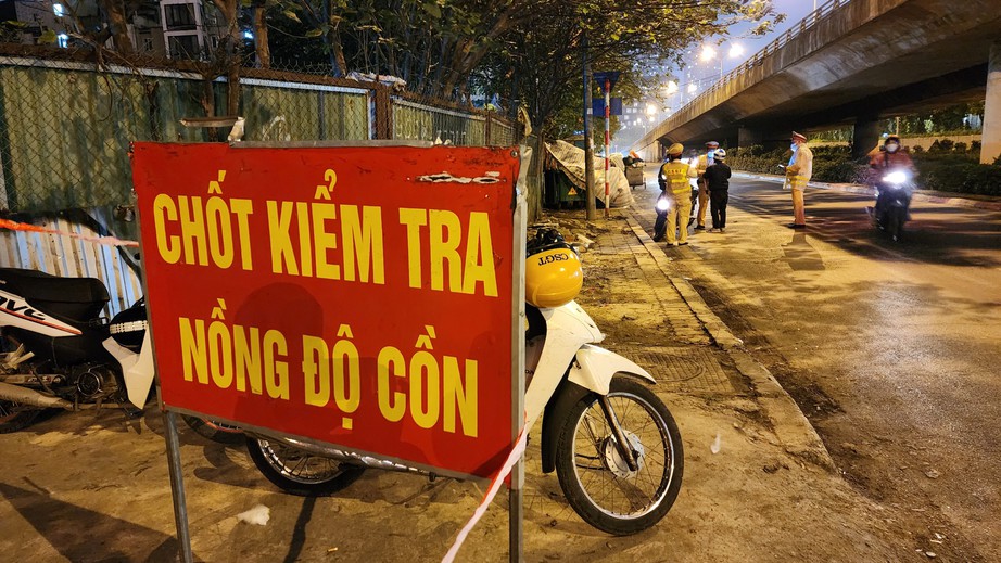 Bị phạt vi phạm nồng độ cồn, t&agrave;i xế ph&acirc;n trần 