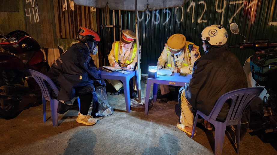 Bị phạt vi phạm nồng độ cồn, t&agrave;i xế ph&acirc;n trần 