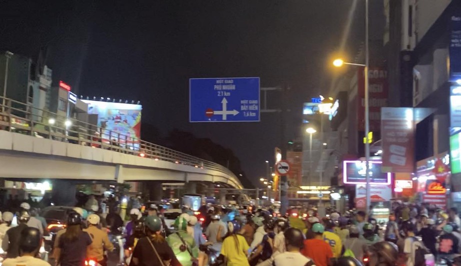 Ch&aacute;y lớn tr&ecirc;n phố đồ gỗ gần cửa ng&otilde; s&acirc;n bay T&acirc;n Sơn Nhất- Ảnh 6.