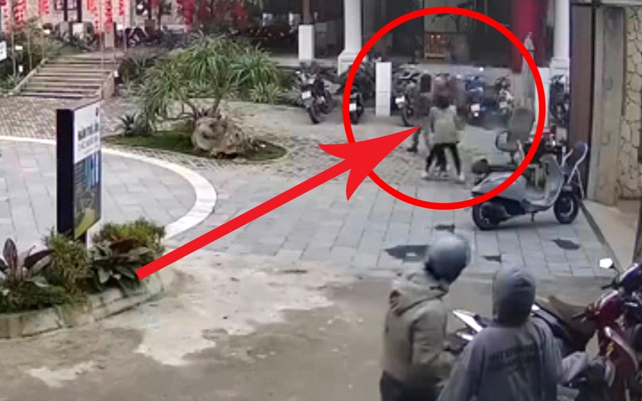 C&ocirc;ng an x&aacute;c minh vụ nam thanh ni&ecirc;n h&agrave;nh hung bảo vệ qu&aacute;n c&agrave; ph&ecirc; chỉ v&igrave; nhận v&eacute; xe số 49- Ảnh 1.