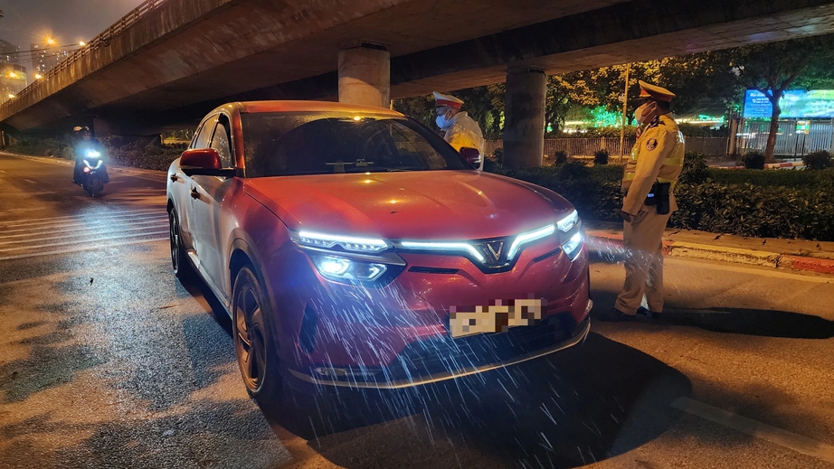 Bị phạt vi phạm nồng độ cồn, t&agrave;i xế ph&acirc;n trần 