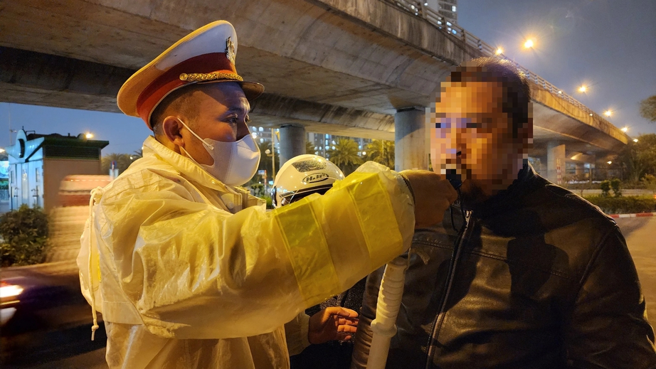 Bị phạt vi phạm nồng độ cồn, t&agrave;i xế ph&acirc;n trần 