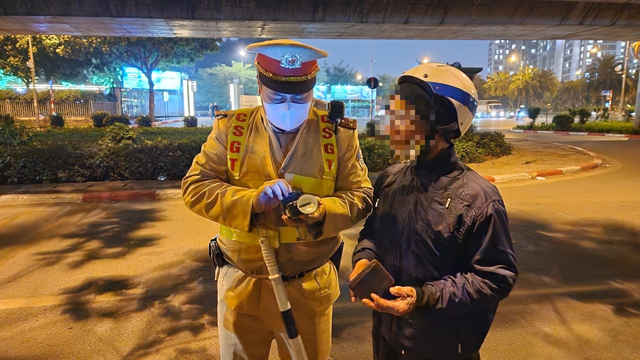 Bị phạt vi phạm nồng độ cồn, t&agrave;i xế ph&acirc;n trần 