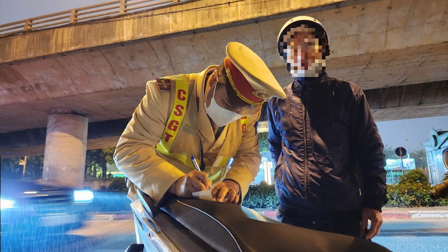 Bị phạt vi phạm nồng độ cồn, t&agrave;i xế ph&acirc;n trần 